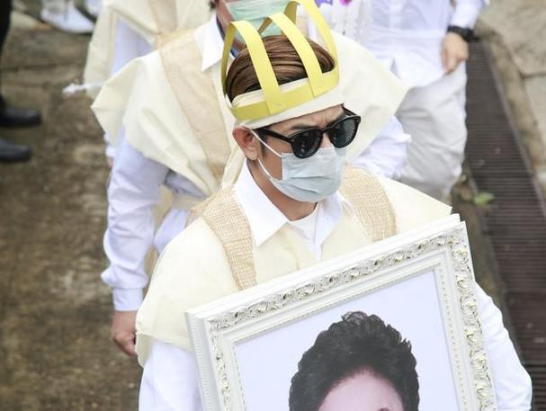 2025新澳门天天开奖结果和男生带妈妈遗照高考与带着妈妈遗像上清华